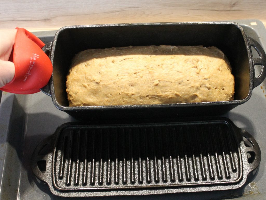 Flavemotion cast-iron baking pan in use