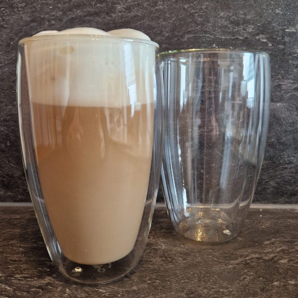 Latte macchiato in een thermoglas