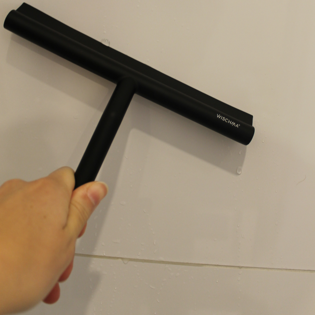 Shower squeegee in practical test