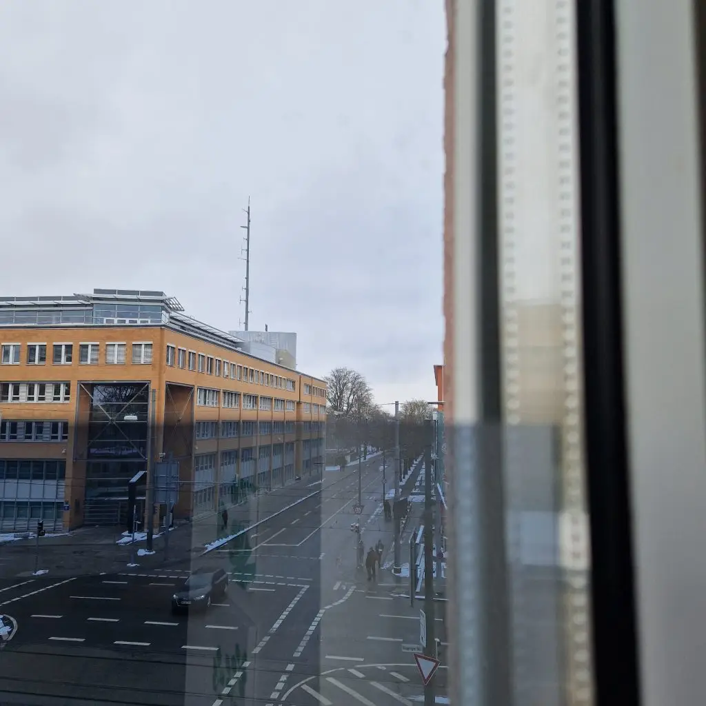 Fenster mit (unten) und ohne (oben) Sonnenschutzfolie