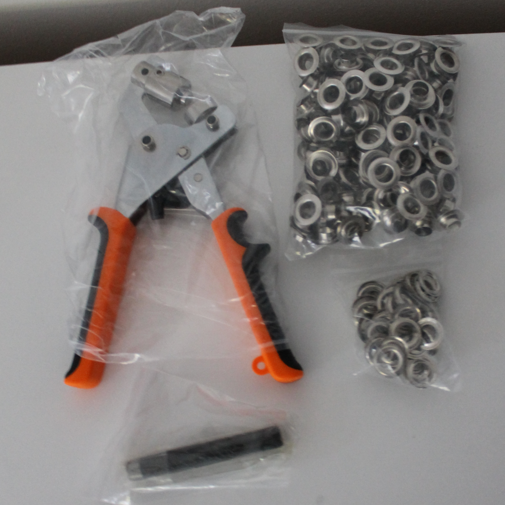 Package contents of the eyelet pliers