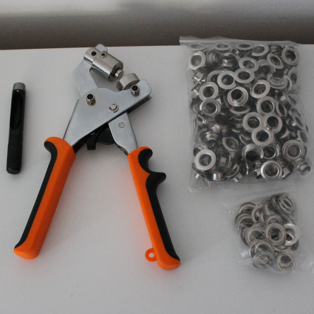 Package contents of the eyelet pliers