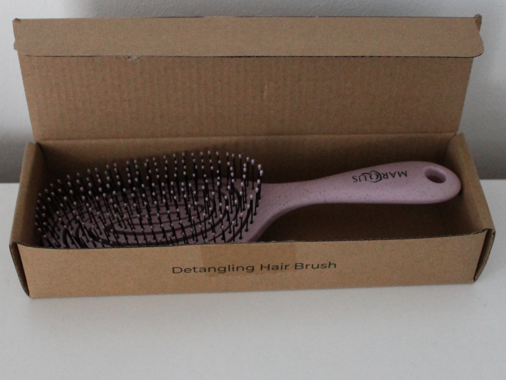 Contents of the packaging of the hairbrush
