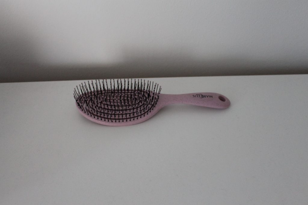 El cepillo para el cabello desempaquetado