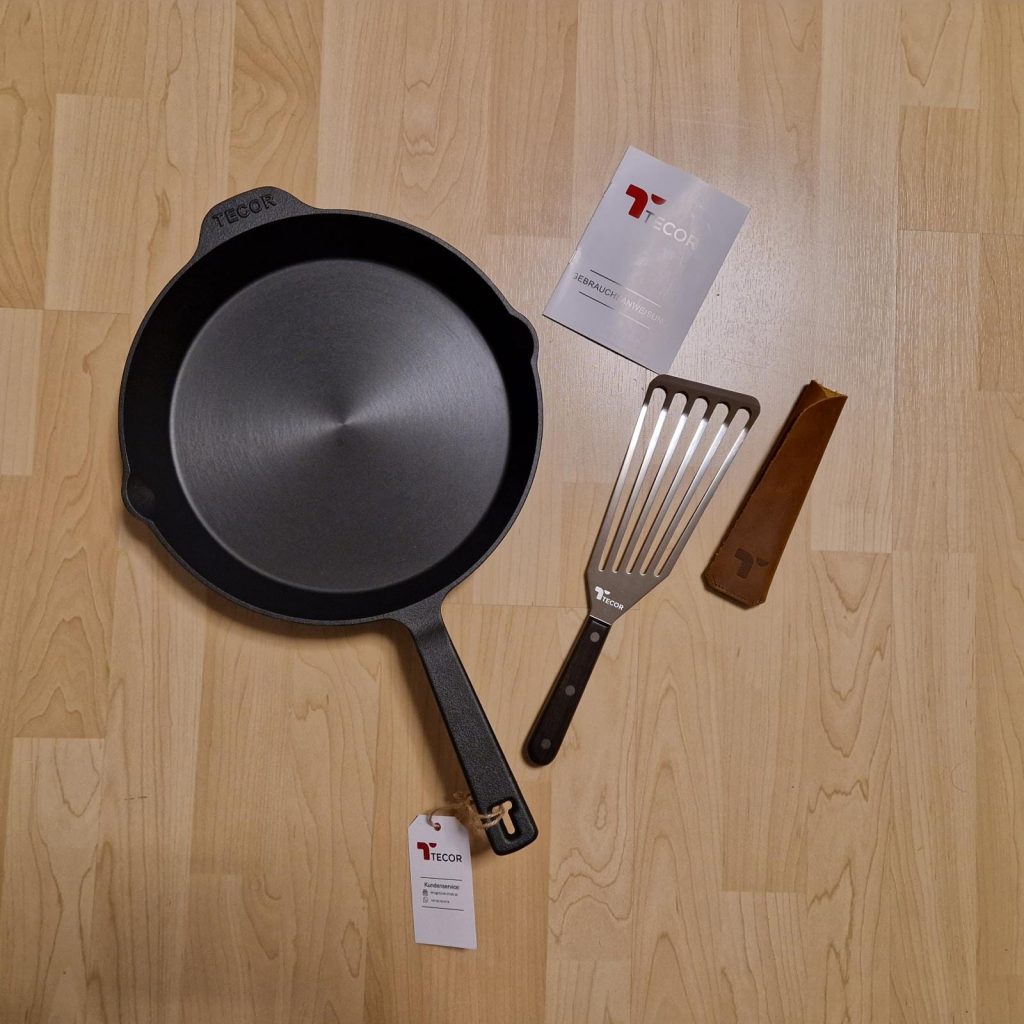Cast iron pan including accessories