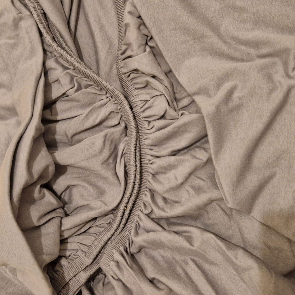 Fitted sheet in gray close-up