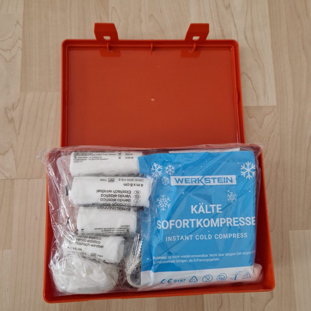 Erste Hilfe Verbandskasten (DIN 13157) gefüllt