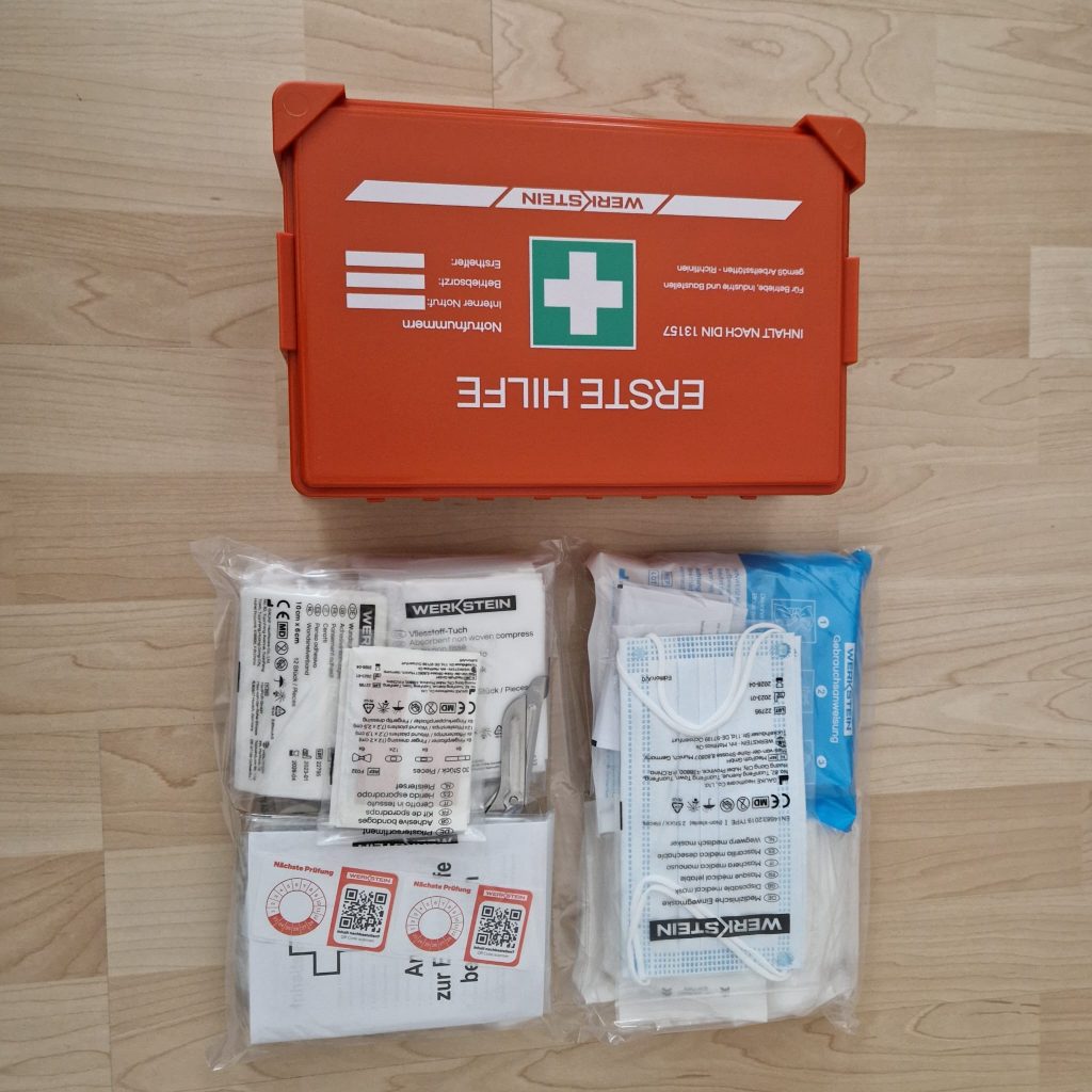 Erste Hilfe Verbandskasten (DIN 13157) unboxing