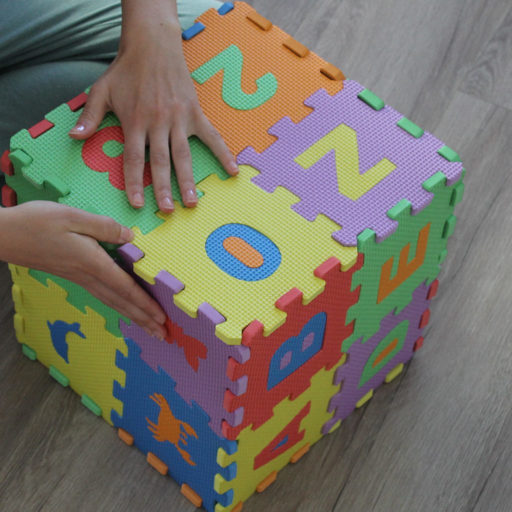 Tapete rompecabezas en forma de cubo