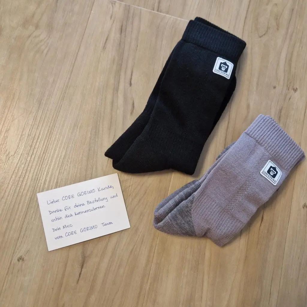 Wandersocken in zwei verschiedenen Farben und Größen