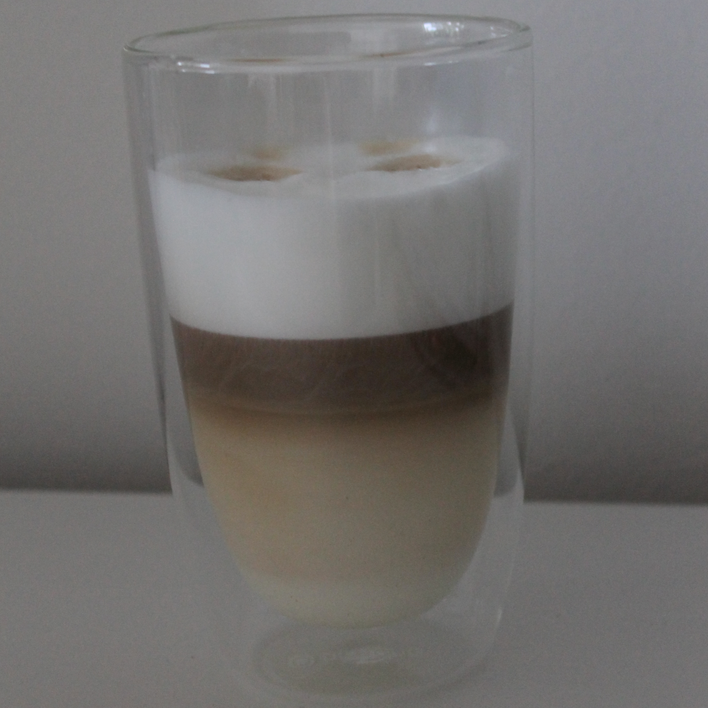 wunderschöner Latte Machiatto im doppelwandigem Trinkglas