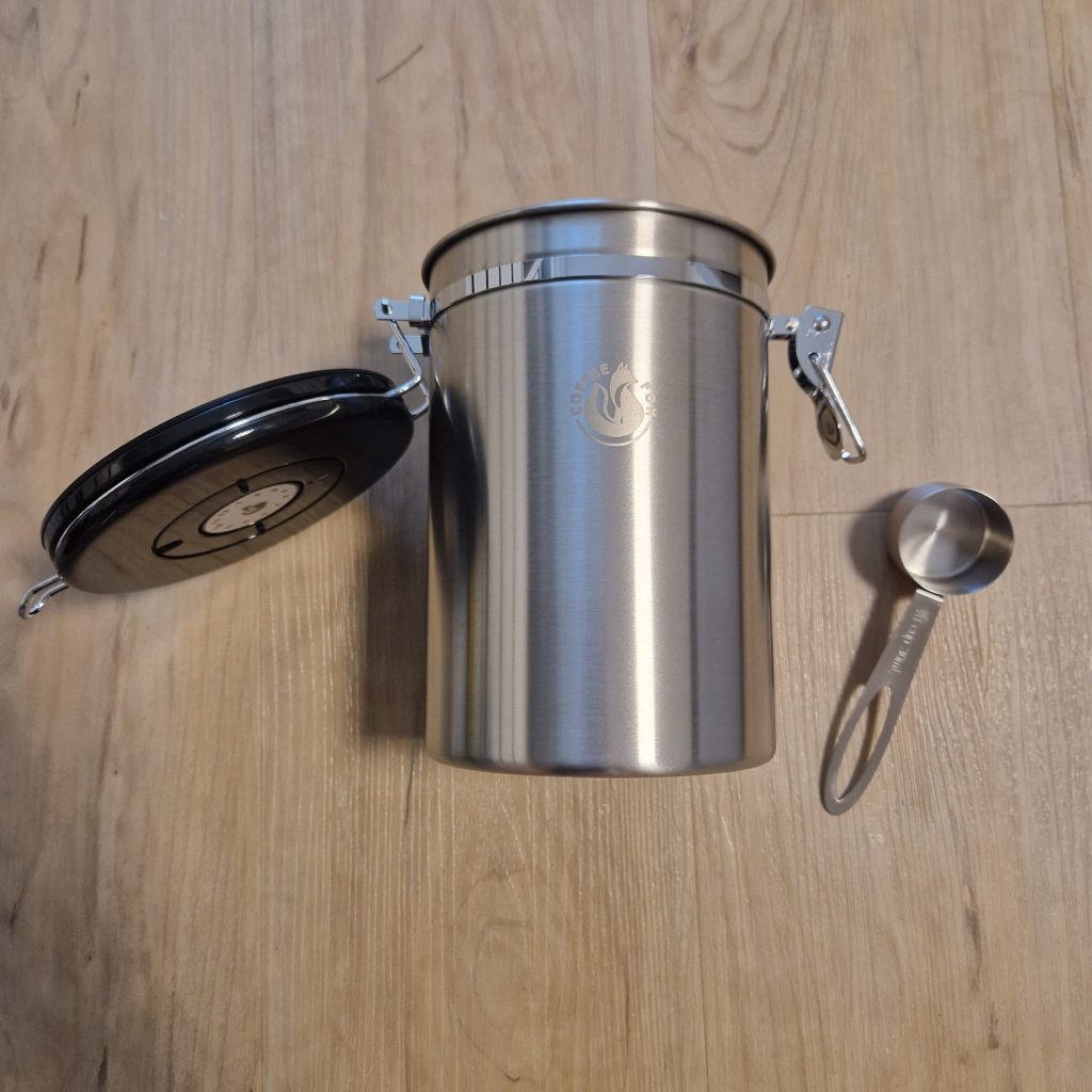 Vacuum coffee tin including dosing spoon