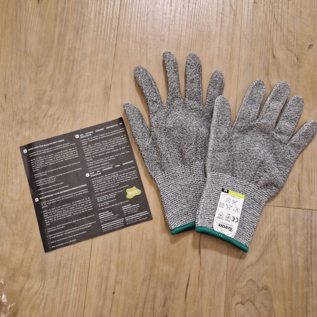 Cut protection gloves with safety instructions