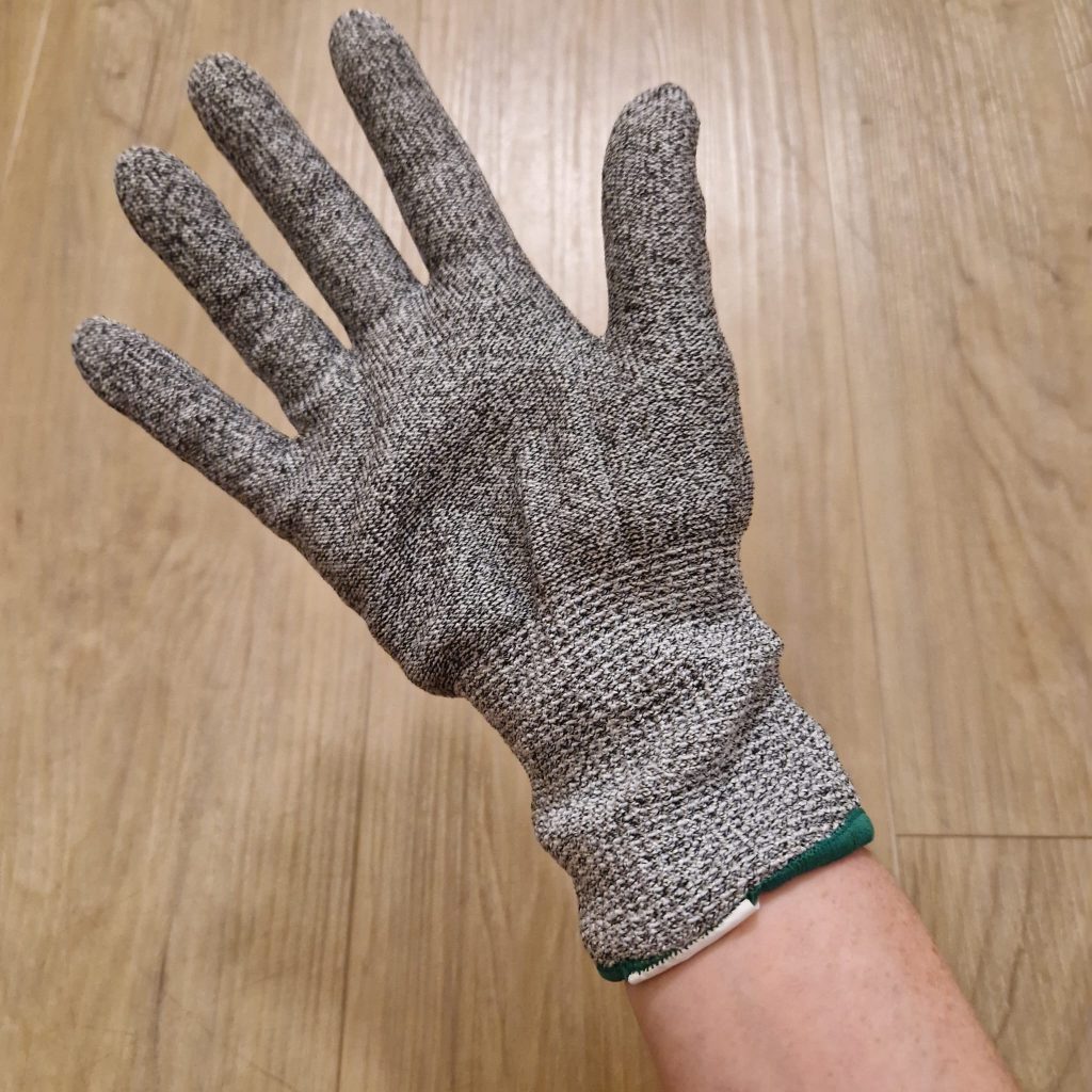 Cut protection gloves in a practical test