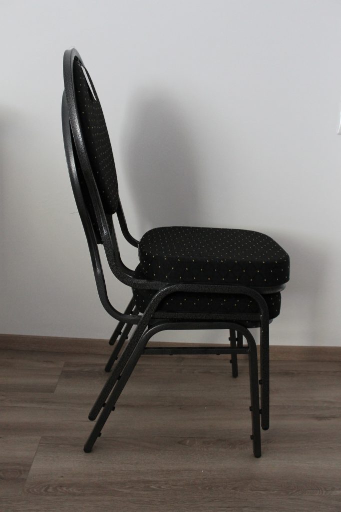 gestapelte Stühle im Detail
