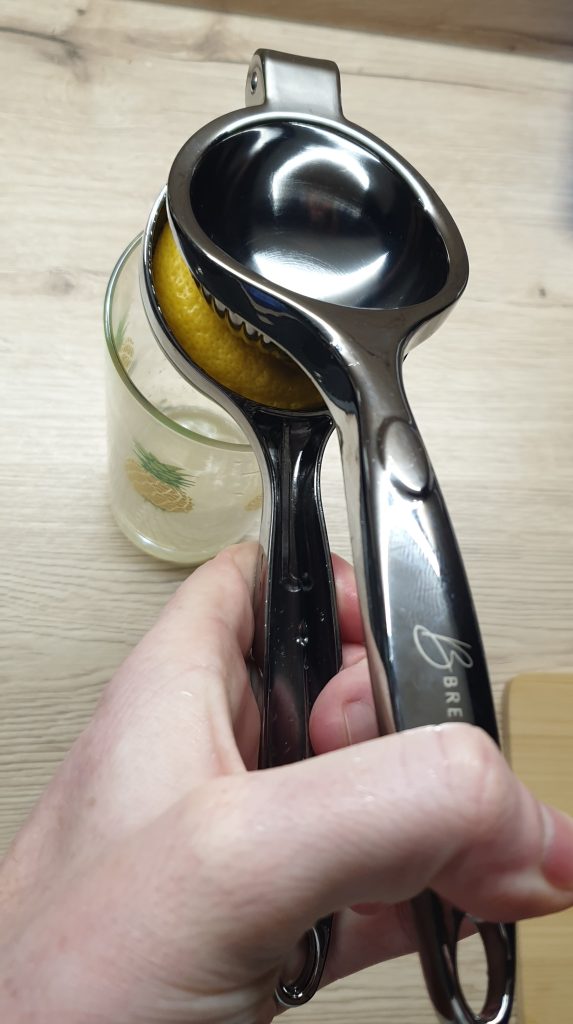 Auspressen einer Zitrone 