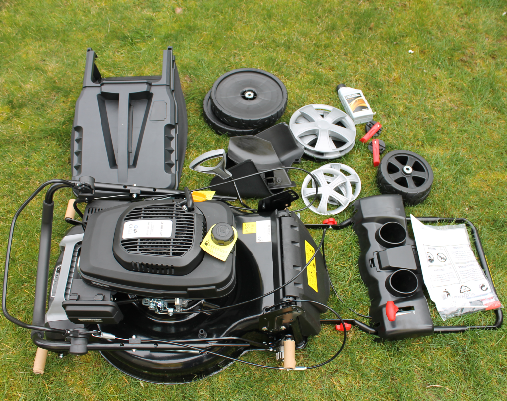 Contents of the lawn mower packaging