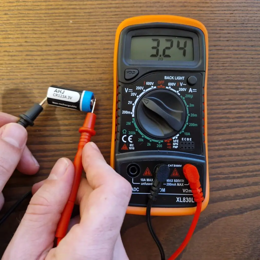 CR123A 3V Lithium-Batterienim Multimetertest (hier: Stromspannung)